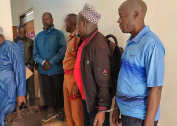 Sheikh Yahaya Ramathan Mwanje (L) is charged with the murder of Maj Kiggundu in 2016