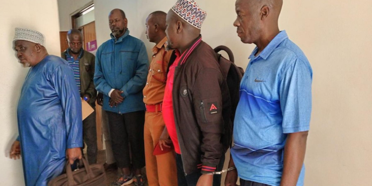 Sheikh Yahaya Ramathan Mwanje (L) is charged with the murder of Maj Kiggundu in 2016