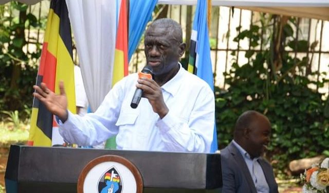 Dr. Kiiza Besigye addressing FDC party leaders.