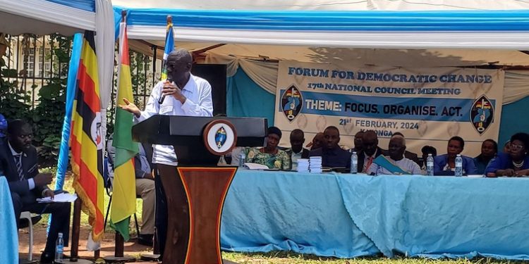 Kizza Besigye addressing FDC-Katonga officials.