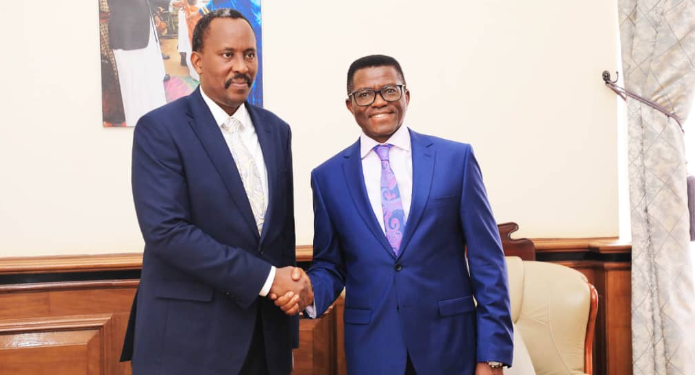 John Musinguzi (L) and Buganda premier Charles Peter Mayiga (R)